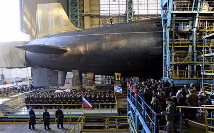 Mục tiêu đầu tiên là K-159. Nhưng việc nâng chiếc tàu ngầm trở lại bề mặt sẽ cần một con tàu đặc biệt, để có thể nâng K-159. Việc thiết kế và chế tạo con tàu đó dự kiến bắt đầu vào năm 2021, hoàn thành vào cuối năm 2026. Để tránh thảm họa Chernobyl dưới nước, người Nga đang bắt đầu một cuộc chạy đua để chống lại sự ăn mòn của nước biển. 