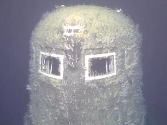 Nhưng trong Chiến tranh Lạnh, việc lưu trữ hạt nhân ở Liên Xô thường tiến hành bằng cách đổ xuống biển sâu. Ít nhất 14 lò phản ứng từ các tàu cũ của Hạm đội Phương Bắc đã bị vứt bỏ xuống biển Kara. Đôi khi, Liên Xô bỏ qua bước khử nhiên liệu, vứt bỏ các lò phản ứng với các thanh nhiên liệu có tính phóng xạ cao vẫn còn nguyên vẹn xuống biển. 