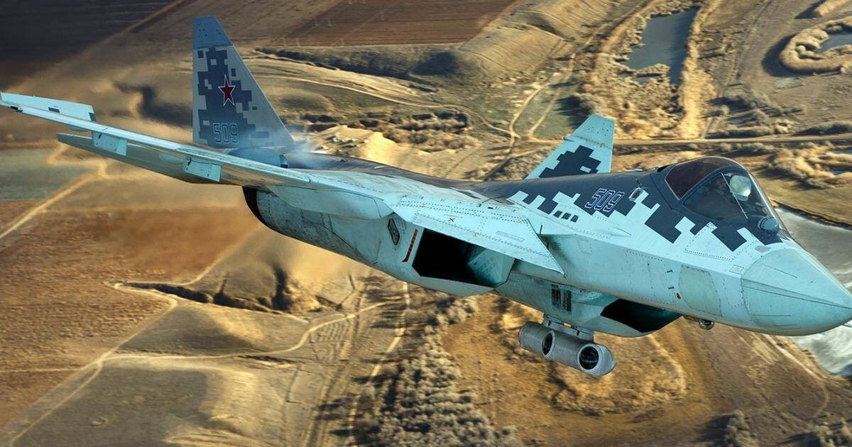Về khả năng tàng hình, Su-57 có hiệu suất cao hơn so với thế hệ máy bay trước đó; tuy nhiên theo đánh giá, khả năng tàng hình của Su-57 không bằng F-22.