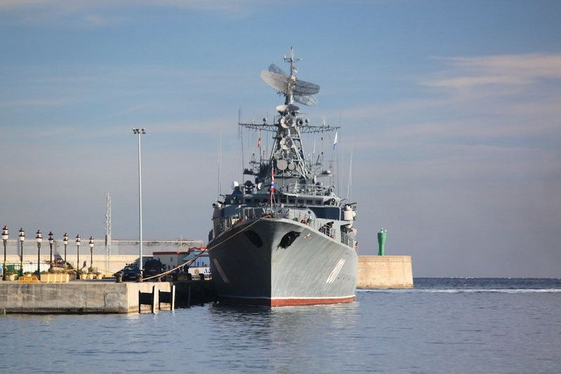 Con tàu còn được trao quyền danh dự, để kết thúc các buổi lễ long trọng, bằng cách bắn tên lửa vào cuối buổi. Vào tháng 5/1995, Ladny đến thăm St.Petersburg, nơi con tàu tham gia cuộc duyệt binh hải quân quốc tế, nhân kỷ niệm 50 năm ngày Chiến thắng trong Chiến tranh Vệ quốc Vĩ đại. Nguồn ảnh: RBTH.