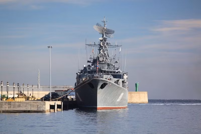 Con tàu còn được trao quyền danh dự, để kết thúc các buổi lễ long trọng, bằng cách bắn tên lửa vào cuối buổi. Vào tháng 5/1995, Ladny đến thăm St.Petersburg, nơi con tàu tham gia cuộc duyệt binh hải quân quốc tế, nhân kỷ niệm 50 năm ngày Chiến thắng trong Chiến tranh Vệ quốc Vĩ đại. Nguồn ảnh: RBTH.