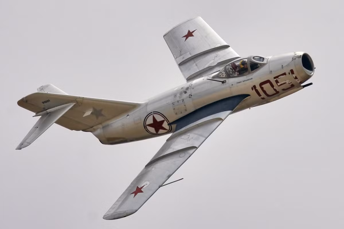 Với việc quá tập trung ưu tiên phát triển vũ khí hạt nhân, Liên Xô dưới thời Khrushchev đã xem nhẹ việc phát triển các máy bay chiến đấu; vì vậy họ đã tụt hậu so với năng lực của Mỹ, sau khi các chương trình phát triển máy bay tiêm kích thời chính quyền của Stalin đã đạt được vị thế ngang bằng.