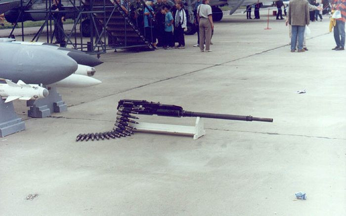 Su-35 được đánh giá là hiệu quả trong việc đánh chặn. Su-35 sở hữu nhiều loại vũ khí, khiến các đối thủ phải dè chừng, trong đó nổi bật nhất là pháo tự động GSh-30-1 30mm, Su-35 cũng có thể mang nhiều loại tên lửa không đối không, không đối đất, chống hạm và một số loại bom dẫn đường bằng laser, vệ tinh.