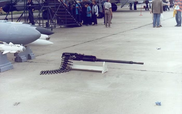 Su-35 được đánh giá là hiệu quả trong việc đánh chặn. Su-35 sở hữu nhiều loại vũ khí, khiến các đối thủ phải dè chừng, trong đó nổi bật nhất là pháo tự động GSh-30-1 30mm, Su-35 cũng có thể mang nhiều loại tên lửa không đối không, không đối đất, chống hạm và một số loại bom dẫn đường bằng laser, vệ tinh.