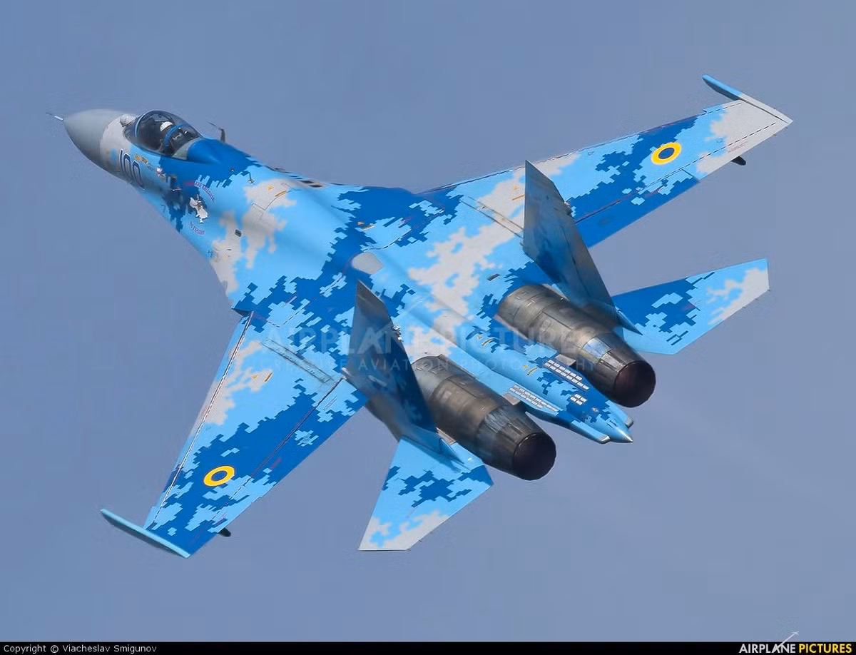 Su-35S là phiên bản cải tiến thứ 2 của Su-27M, nó là loại máy bay một chỗ ngồi và có siêu động cơ. Máy bay chiến đấu Su-35S có động cơ lực đẩy thay cho động cơ thông thường của Su-27.