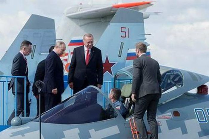 Mùa thu năm ngoái, Thổ Nhĩ Kỳ cũng đã bắt đầu đàm phán hợp đồng mua 36 chiếc Su-35 từ Nga. Động thái này của Thổ Nhĩ Kỳ được thực hiện sau khi nước này bị loại khỏi chương trình F-35 của Mỹ. Algeria, Ai Cập, Ấn Độ và Các Tiểu vương quốc Ả Rập Thống nhất đều là khách hàng tiềm năng của dòng máy bay Su-35. Nguồn ảnh: Pinterest.
