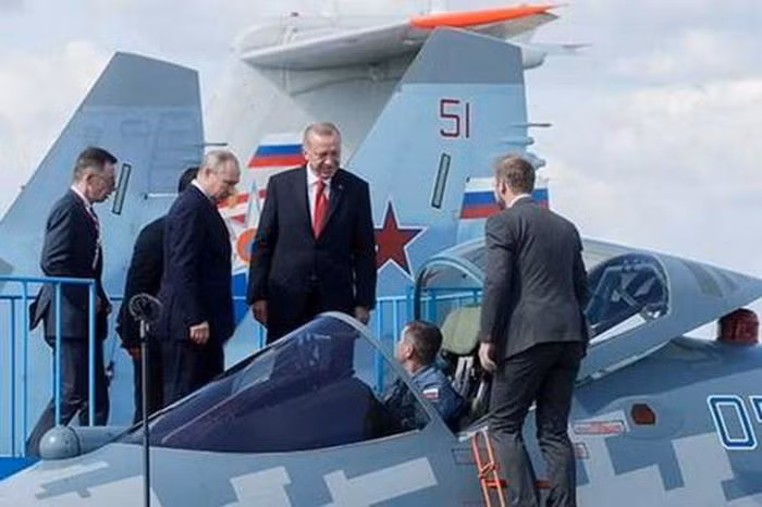 Mùa thu năm ngoái, Thổ Nhĩ Kỳ cũng đã bắt đầu đàm phán hợp đồng mua 36 chiếc Su-35 từ Nga. Động thái này của Thổ Nhĩ Kỳ được thực hiện sau khi nước này bị loại khỏi chương trình F-35 của Mỹ. Algeria, Ai Cập, Ấn Độ và Các Tiểu vương quốc Ả Rập Thống nhất đều là khách hàng tiềm năng của dòng máy bay Su-35. Nguồn ảnh: Pinterest.