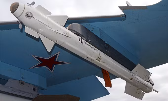 Vũ khí chính của Su-35 là tên lửa không đối không R-74 (RVV-MD). Đây là loại tên lửa cho phép bắn ngoài tầm nhìn. Một loại vũ khí khác của Su-35 cũng giúp nó tạo lợi thế, chính là tên lửa không đối không R-77 (RVV-AE). R-77 (RVV-AE), được coi là phiên bản tương tự tên lửa không đối không tầm trung tiên tiến AIM-120 của Mỹ (AMRAAM).