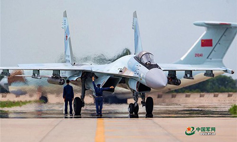 Sau khi Trung Quốc trở thành khách hàng đầu tiên của Su-35, Mỹ đã áp đặt các biện pháp trừng phạt đối với quốc gia châu Á, vì vi phạm Đạo luật chống đối thủ của Mỹ thông qua trừng phạt (CAATSA). Nhưng, tháng 4/2018, PLAAF vẫn chính thức đưa dòng máy bay Su-35 của Nga vào biên chế.