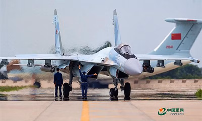 Sau khi Trung Quốc trở thành khách hàng đầu tiên của Su-35, Mỹ đã áp đặt các biện pháp trừng phạt đối với quốc gia châu Á, vì vi phạm Đạo luật chống đối thủ của Mỹ thông qua trừng phạt (CAATSA). Nhưng, tháng 4/2018, PLAAF vẫn chính thức đưa dòng máy bay Su-35 của Nga vào biên chế.