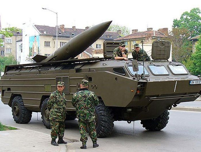 Loại vũ khí tiếp theo của Belarus, đủ sức đe dọa tới Mỹ và NATO to, là tên lửa đạn đạo chiến thuật OTR-21 Tochka. Tên lửa đạn đạo chiến thuật tầm ngắn OTR-21 Tochka là vũ khí có khả năng tác chiến cao trong kho vũ khí của Belarus được thừa hưởng từ Liên Xô, có tầm bắn ước tính khoảng 190 km và đầu đạn nặng khoảng 490kg.