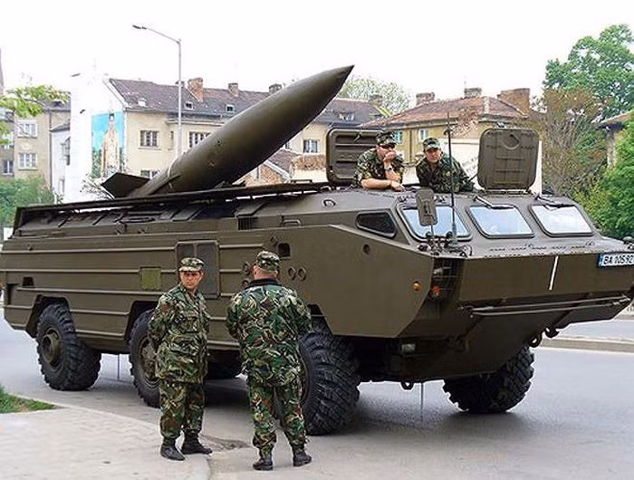 Loại vũ khí tiếp theo của Belarus, đủ sức đe dọa tới Mỹ và NATO to, là tên lửa đạn đạo chiến thuật OTR-21 Tochka. Tên lửa đạn đạo chiến thuật tầm ngắn OTR-21 Tochka là vũ khí có khả năng tác chiến cao trong kho vũ khí của Belarus được thừa hưởng từ Liên Xô, có tầm bắn ước tính khoảng 190 km và đầu đạn nặng khoảng 490kg.