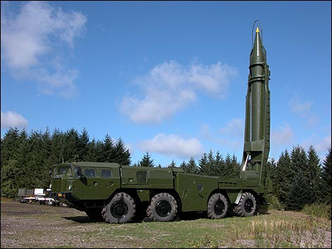 Tên lửa có tốc độ siêu âm thấp trên Mach 5, kết hợp với khả năng cơ động cao khiến những tên lửa của tổ hợp OTR-21 Tochka rất khó bị đánh chặn. Belarus hiện cũng đang triển khai khoảng 60 tên lửa đạn đạo Scud-B cũ hơn.