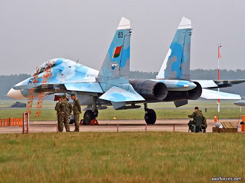 Belarus cũng duy trì 21 máy bay chiến đấu Su-27, hiện đang trong tình trạng dự trữ chiến đấu. Trong khi Su-27 là loại máy bay cao cấp hơn MiG-29, nhưng máy bay chiến đấu này đã bị dừng hoạt động do chi phí hoạt động và tiêu thụ nhiên liệu cao hơn nhiều.