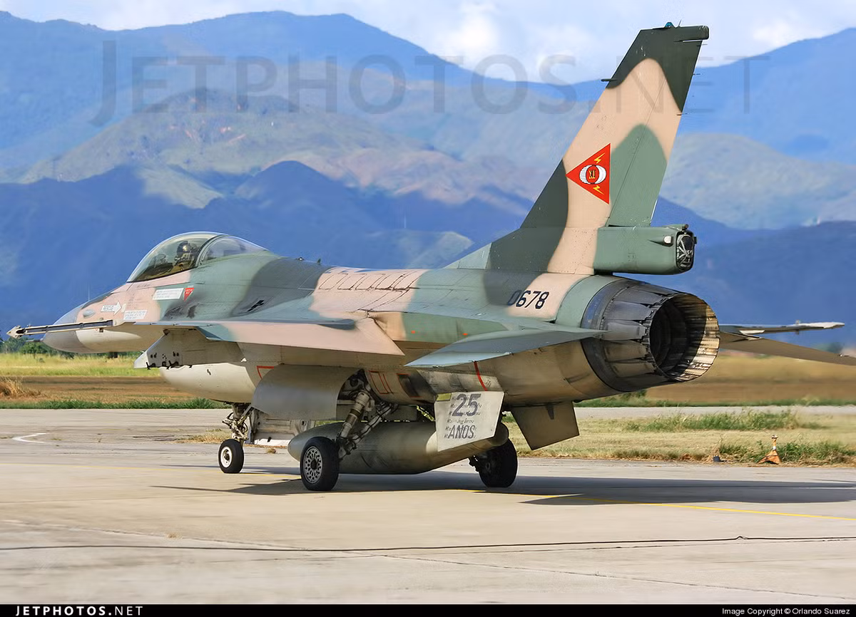 Ngoài ra, Venezuela cũng đang vận hành phi đội các tiêm kích F-16A. Đây là phiên bản yếu kém nhất của dòng Flighting Falcon bởi khả năng không có tên lửa tác chiến ngoài tầm nhìn. Dẫu vậy, so với mặt bằng chung các loại tiêm kích ở Nam Mỹ thì F-16A vẫn ở mức khá.