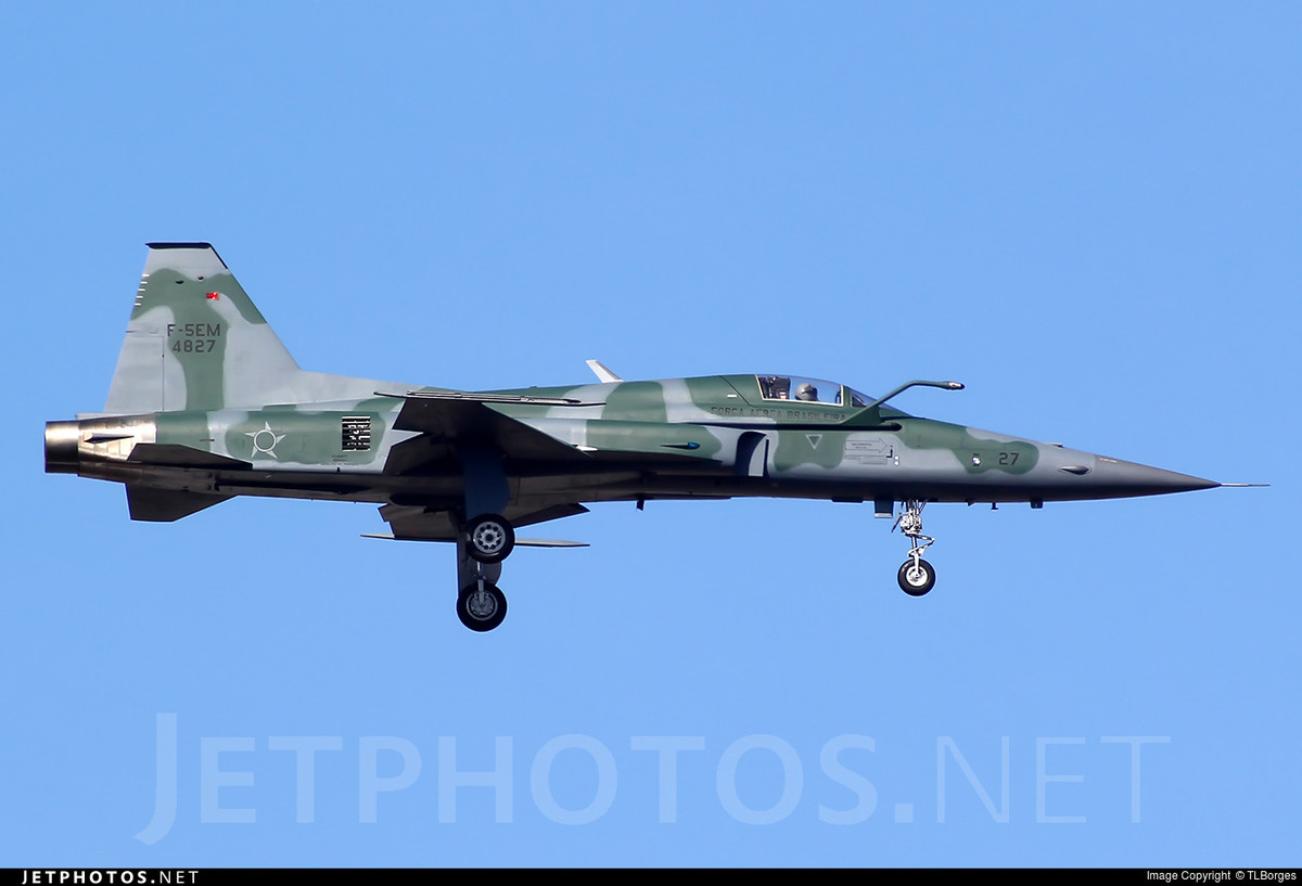 Hiện nay, Không lực Brazil vận hành 46 chiếc tiêm kích, toàn bộ số này đều là F-5E II có lịch sử phát triển từ những năm 1970. Dẫu cho đã qua một số nâng cấp nhưng nhìn chung là đã rất lạc hậu. Điều này khiến cho nó rất yếu thế trước cả những tiêm kích như MiG-23 của Cuba hay F-16A của Venezuela chứ chưa cần nói đến MiG-29 Peru hay F-16C của Chile.