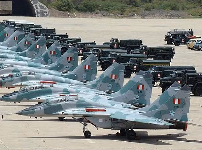 Peru là một trong hai quốc gia ở Mỹ Latin sở hữu phi đội tiêm kích chỉ toàn máy bay thế hệ thứ 4 cùng với Venezuela. Hiện nay Peru đang sở hữu một phi đội tiêm kích 19 chiếc MiG-29 S/SMP có khả năng chiến đấu khá cao và hiện đại. Được trang bị cả tên lửa không đối không R-77 và R-27 mạnh mẽ khiến chúng chiếm ưu thế rất lớn trong cuộc không chiến với các đối thủ trong khu vực.