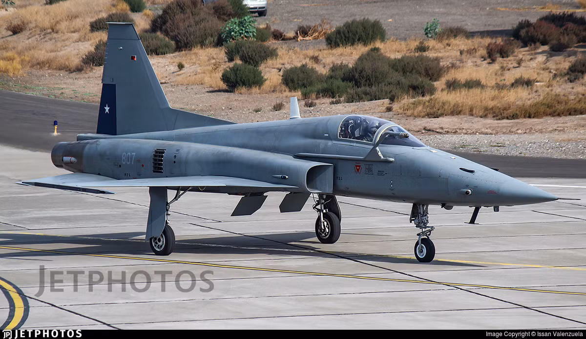 Hiện nay, bổ sung cho số lượng ít ỏi F-16 là các tiêm kíc F-5E II già cỗi hơn có lịch sử từ những năm 1970. Dù cho dòng tiêm kích hạng nhẹ này đã quá lạc hậu và không còn nhiều nước trên thế giới sử dụng nhưng vẫn là một loại tiêm kích đáng gờm ở Nam Mỹ