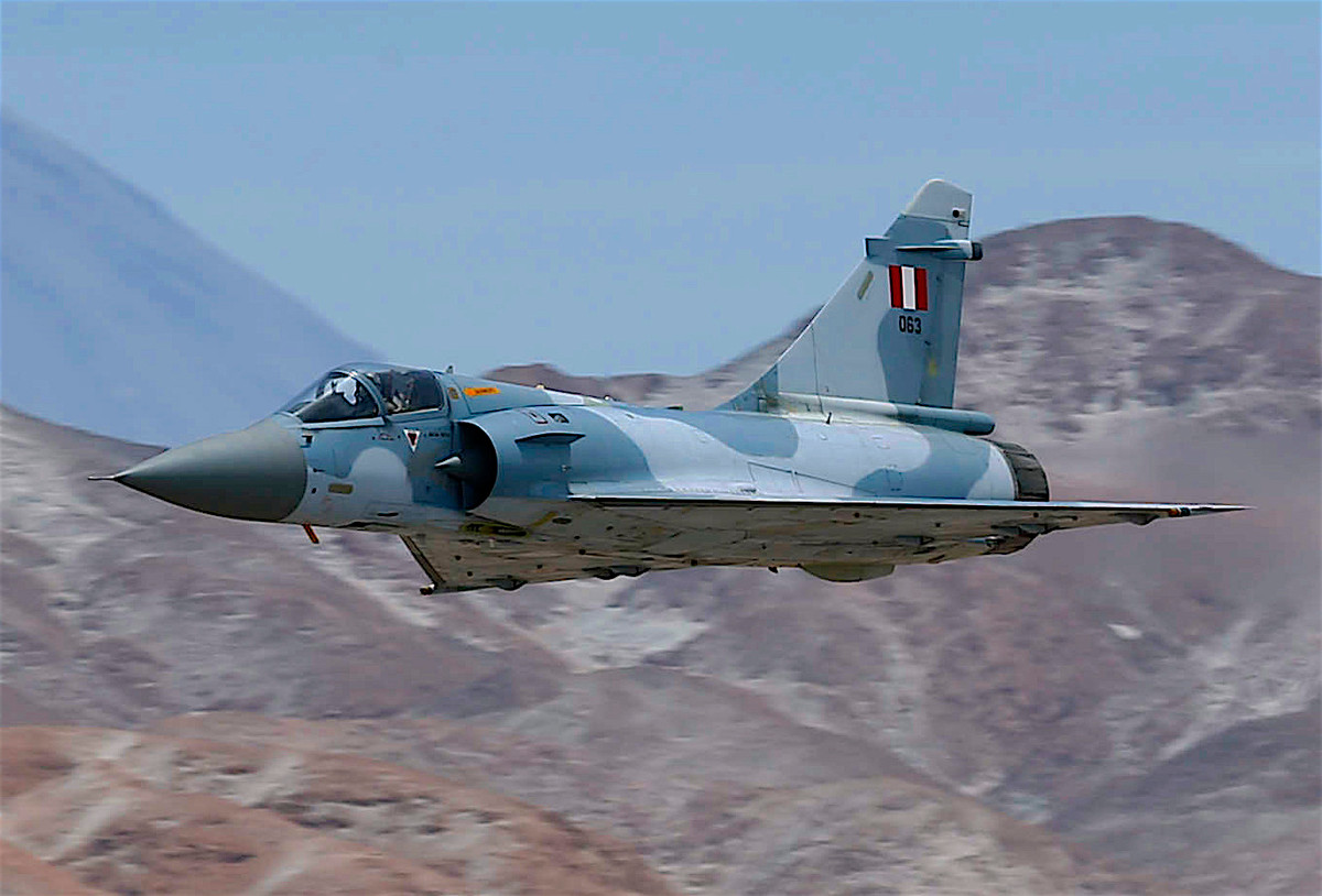 Ngoài ra, Peru còn có 12 chiếc tiêm kích nhẹ Mirage-2000 nhập khẩu từ Pháp. Dẫu vậy, các máy bay này không hề được trang bị tên lửa không đối không hiện đại nào và có thể coi là đơn vị Mirage-2000 yếu kém nhất trên thế giới. Cùng với đó, Không quân Peru có 18 cường kích Su-25 của Nga cho nhập vụ công kích mặt đất.