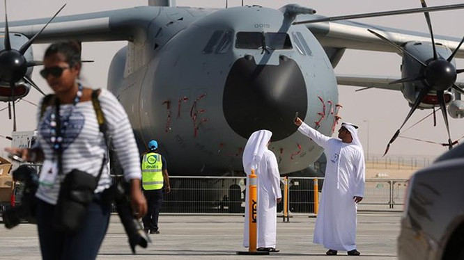 Một báo cáo từ nguồn tin thân cận trong ngành công nghiệp quốc phòng Nga, người được yêu cầu giấu tên đã tuyên bố rằng khách hàng bí ẩn của Checkmate thực tế là Các Tiểu vương quốc Ả Rập Thống nhất, quốc gia được nêu trong video quảng cáo của máy bay chiến đấu với tư cách là nhà khai thác tiềm năng hàng đầu.