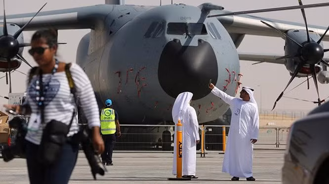 Một báo cáo từ nguồn tin thân cận trong ngành công nghiệp quốc phòng Nga, người được yêu cầu giấu tên đã tuyên bố rằng khách hàng bí ẩn của Checkmate thực tế là Các Tiểu vương quốc Ả Rập Thống nhất, quốc gia được nêu trong video quảng cáo của máy bay chiến đấu với tư cách là nhà khai thác tiềm năng hàng đầu.