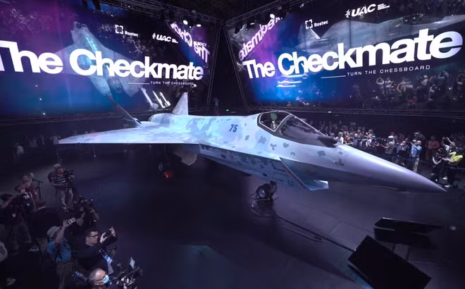 Việc công bố máy bay chiến đấu tàng hình Checkmate trước thềm triển lãm hàng không vũ trụ quốc tế MAKS 2021, khai mạc vào ngày 20/7 đã dẫn đến nhiều đồn đoán rộng rãi về quốc gia nào có thể được coi là khách hàng hàng đầu của loại máy bay này.