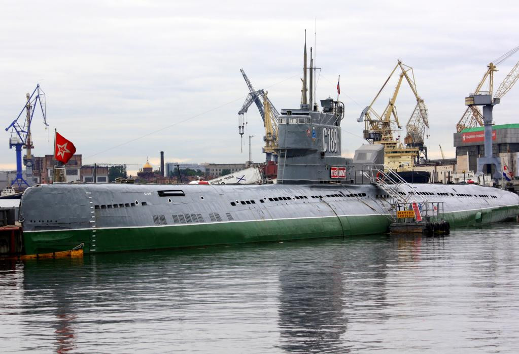 Dựa trên những kinh nghiệm về xây dựng hạm đội tàu ngầm của Đức quốc xã; sau chiến tranh, Liên Xô bắt đầu chế tạo ồ ạt các tàu ngầm diesel-điện, thuộc dự án 611 và 613, và đưa gần 250 chiếc như vậy vào hoạt động. Ảnh: Tàu ngầm dự án 611 của Liên Xô.