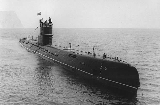 Ví dụ, các tàu ngầm diesel-điện mới của Liên Xô, được trang bị động cơ diesel hoạt động dưới nước, tương tự như "ống thở" của Đức, hệ thống phóng ngư lôi không bọt khí, các trạm tái tạo không khí bằng chất hóa học, kính tiềm vọng có bệ xoay, để người chỉ huy có thể thực hiện quan sát toàn cảnh sử dụng bằng thủy lực… Ảnh: Tàu ngầm dự án 613 của Liên Xô.