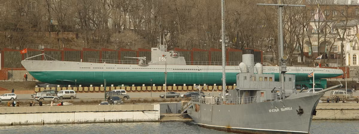 Mặc dù cuộc chiến tranh vệ quốc của Liên Xô, diễn ra vô cùng ác liệt, tuy nhiên những nỗ lực tạo ra các dự án về các loại tàu ngầm mới của Liên Xô không dừng lại. Vì vậy, vào năm 1942, dự án số 608 bắt đầu được tiến hành, nhằm mục đích chế tạo các loại tàu ngầm hạng trung quy mô lớn, đáp ứng yêu cầu sau chiến tranh. Ảnh: Tàu ngầm lớp Stalinets của Liên Xô được đóng theo công nghệ Đức.