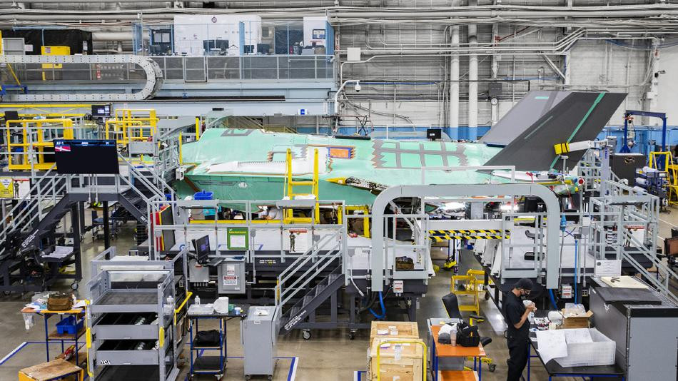 Vào đầu năm 2018, ngân hàng trung ương Đan Mạch đã thanh toán báo hiểm 3,7 tỷ USD cho F-35, để Bộ Quốc phòng nước này có thể mua máy bay với giá cố định bằng nội tệ. Bảo hiểm rủi ro được coi là thích hợp, vì hầu hết các khoản thanh toán được thực hiện bằng USD.