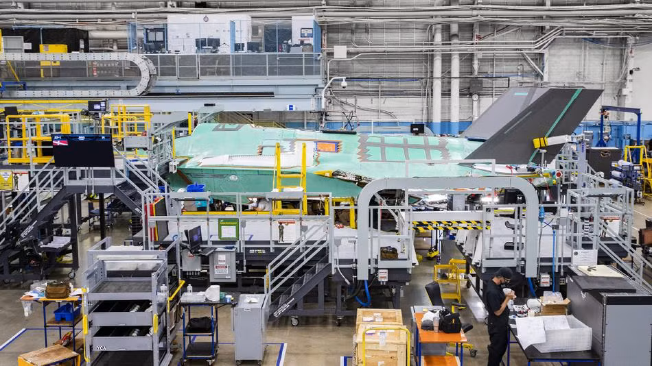 Vào đầu năm 2018, ngân hàng trung ương Đan Mạch đã thanh toán báo hiểm 3,7 tỷ USD cho F-35, để Bộ Quốc phòng nước này có thể mua máy bay với giá cố định bằng nội tệ. Bảo hiểm rủi ro được coi là thích hợp, vì hầu hết các khoản thanh toán được thực hiện bằng USD.