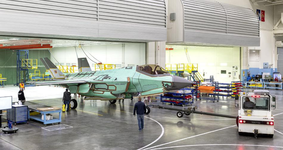 Việc lắp ráp phần mũi chiếc tiêm kích đa năng F-35 đầu tiên của không quân Đan Mạch được tiến hành tại cơ sở Fort Worth, Texas. Máy bay đã được bàn giao theo đúng kế hoạch vào đầu năm nay. F-35 sẽ cho phép Đan Mạch, giải quyết đầy đủ các nhiệm vụ ở cấp quốc gia và quốc tế, bắt đầu từ năm 2027.