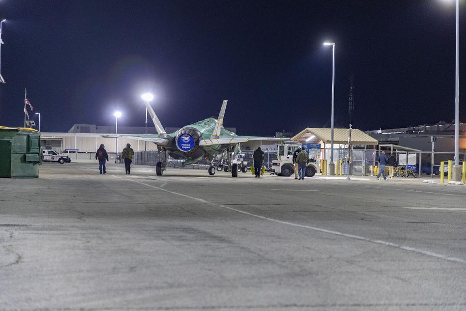 F-35 có một ghế lái duy nhất, chiều dài 15,37m, sải cánh 10,6m, chiều cao 4,33m. Diện tích bề mặt cánh 42,7m², trọng lượng không tải 12.000kg, trọng lượng có tải 20.100 kg, trọng lượng cất cánh lớn nhất 27.200 kg.