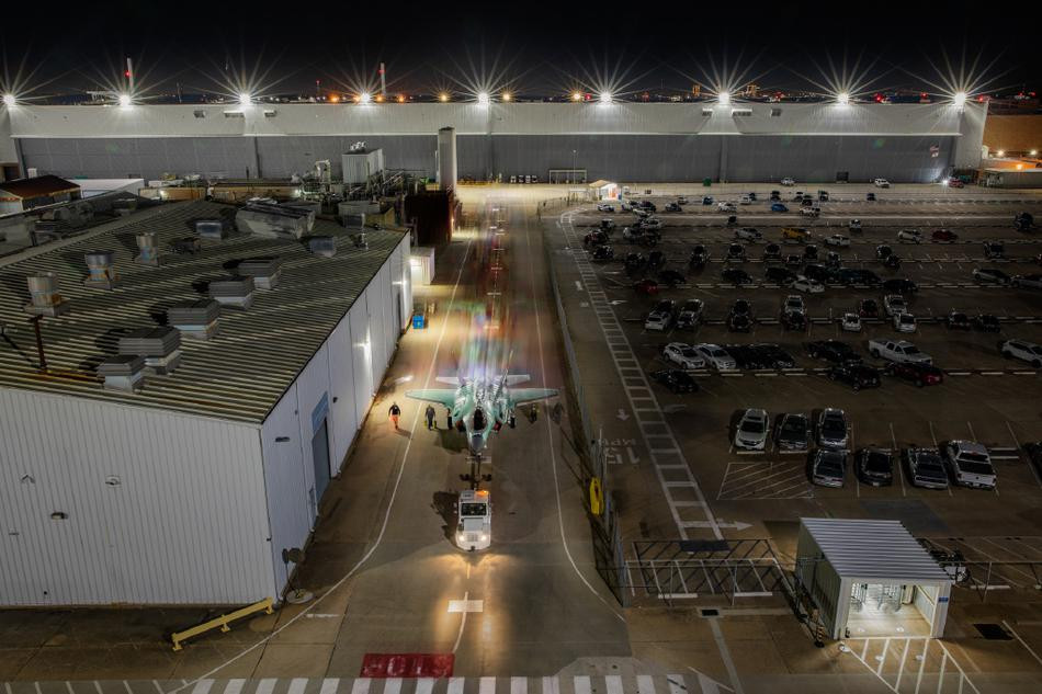 F-35 có ba phiên bản, gồm F-35A dành cho không quân, F-35B cất cánh thẳng đứng cho tàu đổ bộ và F-35C dành cho hải quân. Tốc độ lớn nhất 1,6 Mach (1.930 km/h), tầm bay tối đa 2.200 km, lực nâng của cánh 526 kg/m².