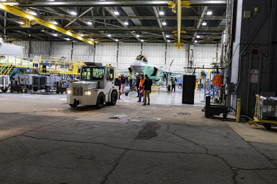 Ban đầu, các máy bay chiến đấu F-35 của Đan Mạch sẽ đóng tại Căn cứ Không quân Luke (Arizona) của Mỹ, nơi dự kiến huấn luyện nhân viên vận hành, và chỉ đến năm 2023 chúng mới bay tới Đan Mạch.