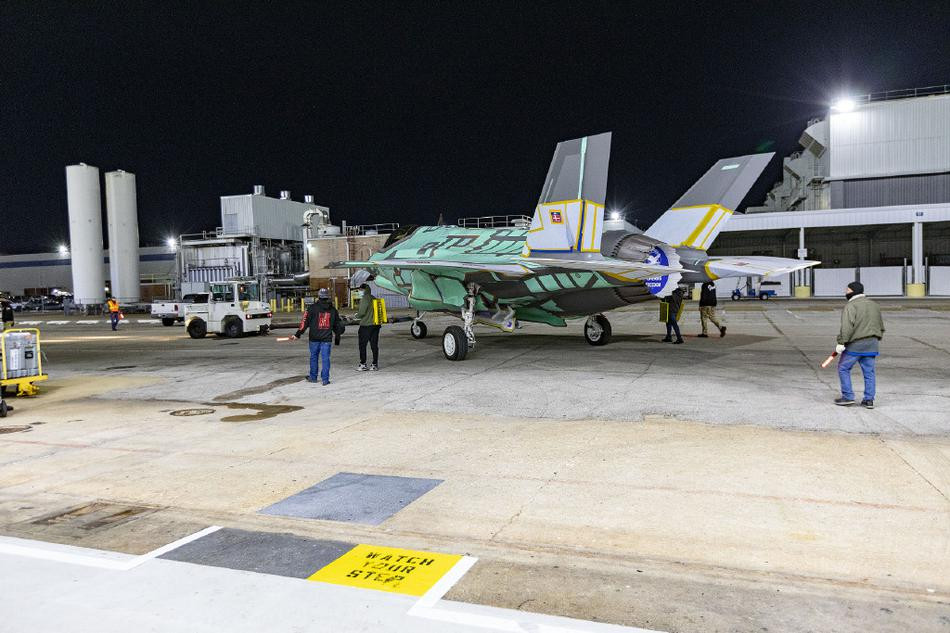 Theo kết quả thực hiện trong giai đoạn 2013 - 2016, ngày 12/5/2016, Chính phủ Đan Mạch đã quyết định mua ít nhất 27 tiêm kích Lockheed Martin F-35 Lightning II cho không quân nước này.