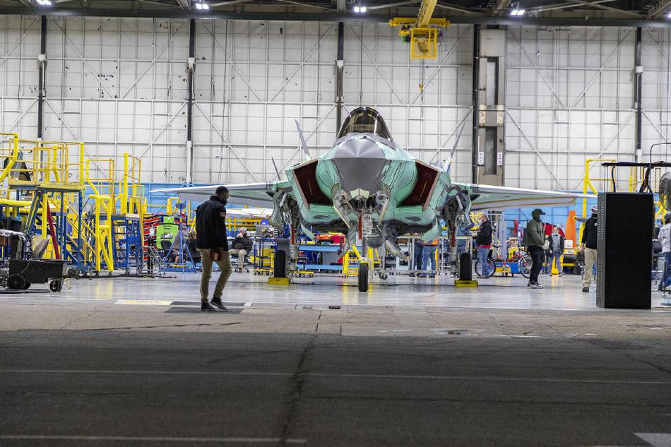 Bộ Quốc phòng Đan Mạch đã công bố những bức ảnh đầu tiên về chiếc tiêm kích F-35 Lightning II (số đuôi L-001) đầu tiên dành cho không quân nước này.