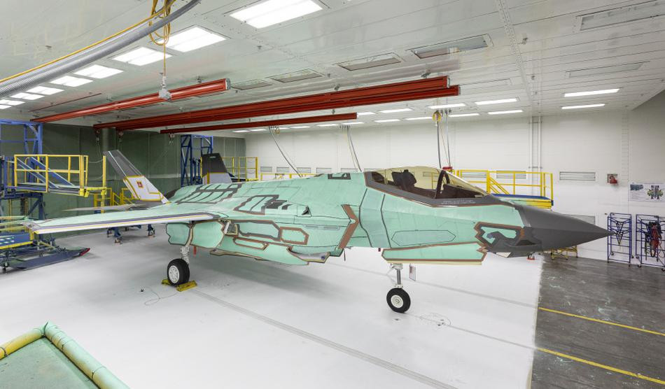 Loại tiêm kích được quảng cáo là hiện đại nhất thế giới này được trang bị động cơ ban đầu là Pratt &amp; Whitney F135, lực đẩy 128kN; động cơ thế hệ sau, đang được phát triển là General Electric/Rolls-Royce F136 có đốt sau, lực đẩy 178kN. Động cơ nâng (STOVL) 01 hệ thống nâng Rolls-Royce kết hợp với cả hai loại động cơ F135 hay F136, lực nâng 80 kN.