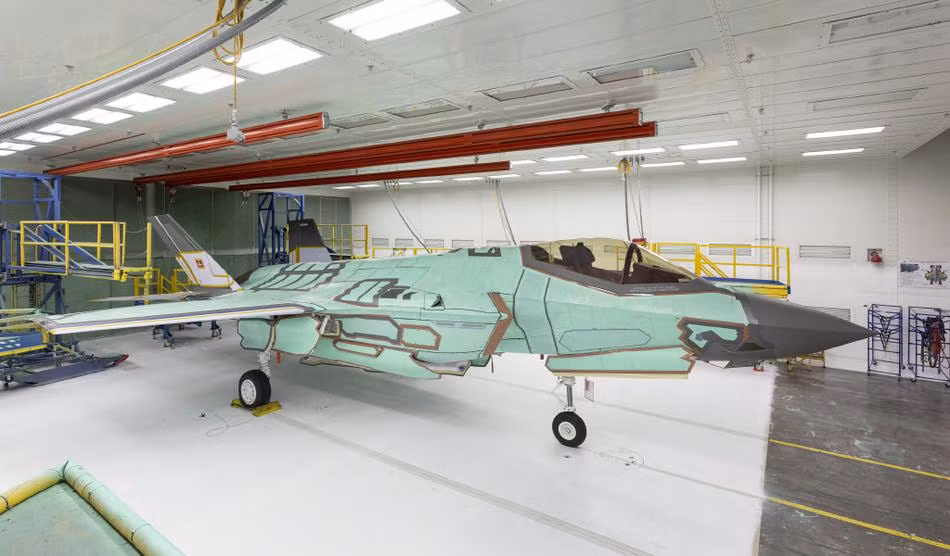 Loại tiêm kích được quảng cáo là hiện đại nhất thế giới này được trang bị động cơ ban đầu là Pratt &amp; Whitney F135, lực đẩy 128kN; động cơ thế hệ sau, đang được phát triển là General Electric/Rolls-Royce F136 có đốt sau, lực đẩy 178kN. Động cơ nâng (STOVL) 01 hệ thống nâng Rolls-Royce kết hợp với cả hai loại động cơ F135 hay F136, lực nâng 80 kN.