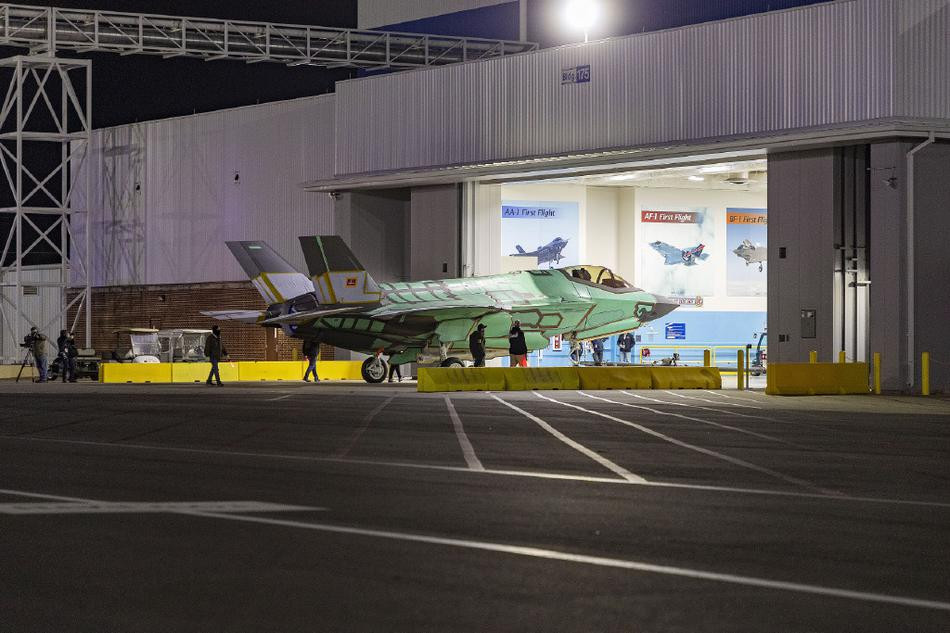 Vũ khí gồm một pháo GAU-12/U 25 mm gắn trong thân F-35A với 180 quả đạn hoặc gắn bên ngoài cánh F-35B và F-35C với 220 quả đạn. Tối đa 8.100 kg bom, tên lửa hoặc vũ khí khác; F-35 được trang bị 4 tên lửa đối không, hoặc 2 tên lửa đối không và 2 tên lửa đối đất.