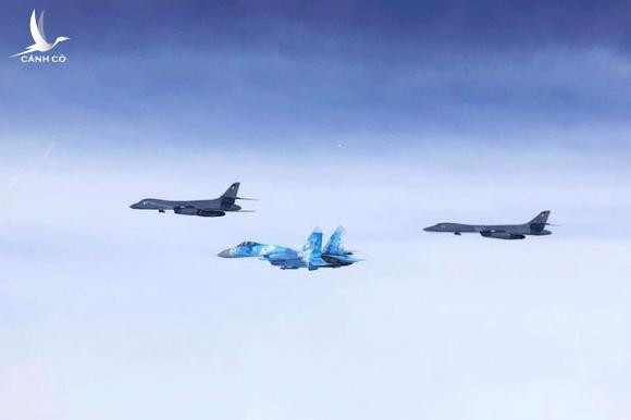 Tiêm kích Nga đã nhận diện được mục tiêu trên không, là các máy bay ném bom chiến lược B-1B của Không quân Mỹ và đã bay cùng 2 chiếc máy bay này trên Biển Baltic. Không có hành vi xâm phạm không phận của Nga.