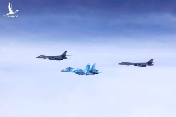 Tiêm kích Nga đã nhận diện được mục tiêu trên không, là các máy bay ném bom chiến lược B-1B của Không quân Mỹ và đã bay cùng 2 chiếc máy bay này trên Biển Baltic. Không có hành vi xâm phạm không phận của Nga.