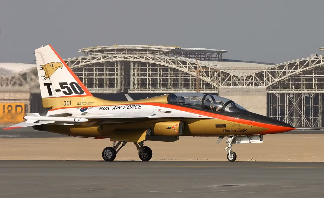 Anh trước đó đã áp dụng lệnh cấm vận vũ khí với Argentina sau Chiến tranh Falklands/Malvinas năm 1982; Anh mới đây cũng ngăn cản Hàn Quốc, bán 12 máy bay chiến đấu hạng nhẹ T/A-50 cho Argentina. Lý do T/A-50 sử dụng một số bộ phận do Anh sản xuất, bao gồm thiết bị hạ cánh và ghế phóng do Martin Baker chế tạo.