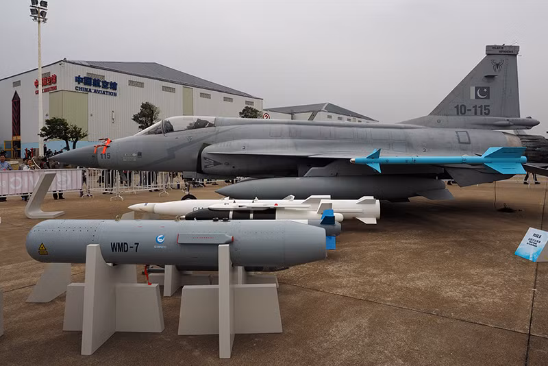 Tuy nhiên, hiện vẫn chưa rõ phái đoàn Trung Quốc-Pakistan sẽ cung cấp cho Argentina phiên bản JF-17 Block II đã được sử dụng, hay phiên bản JF-17 Block III sắp ra mắt, khi phiên bản Block III có nhiều tính năng mới hiện đại hơn.