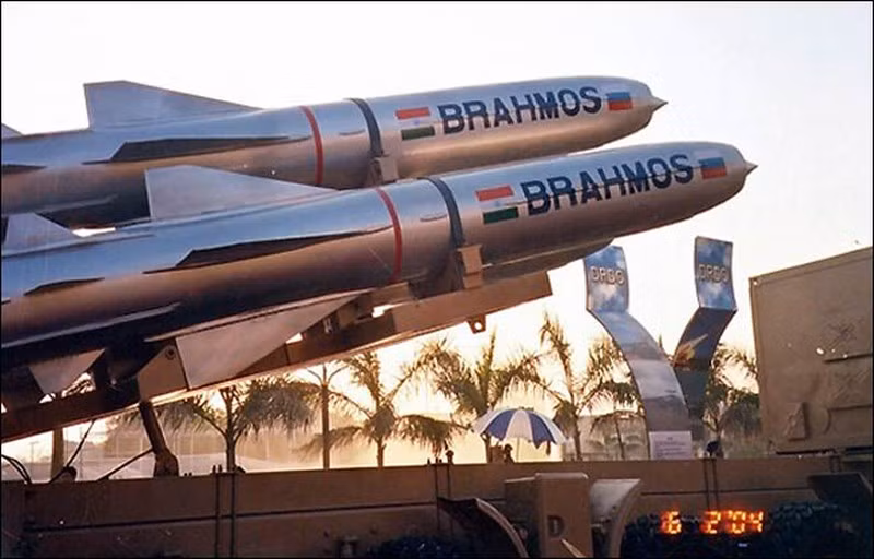 Tên lửa hành trình BrahMos, được phát triển bởi BrahMos Aerospace Private Limited, đây chương trình hợp tác chung giữa DRDO của Ấn Độ và NPO Mashinostroyenia (NPOM) của Nga. Trong khi đó, tên lửa Zircon được thiết kế bởi không ai khác ngoài NPOM.
