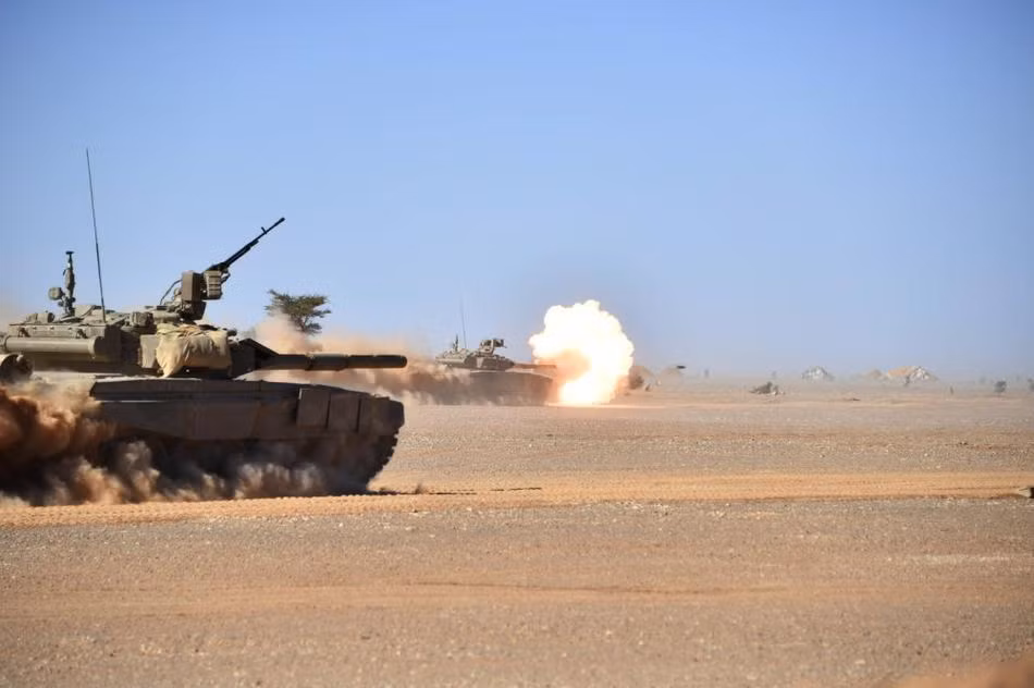 Các xe tăng chủ lực T-90SA sử dụng pháo chính 2A46M 125mm nòng trơn có khả năng bắn tên lửa chống tăng (ATGM) qua nòng. Vũ khí phụ là một súng máy đồng trục PKT cỡ 7.62mm và một tháp súng máy phòng không KORD 12.7mm có thể điều khiển từ trong xe bởi trưởng xa.