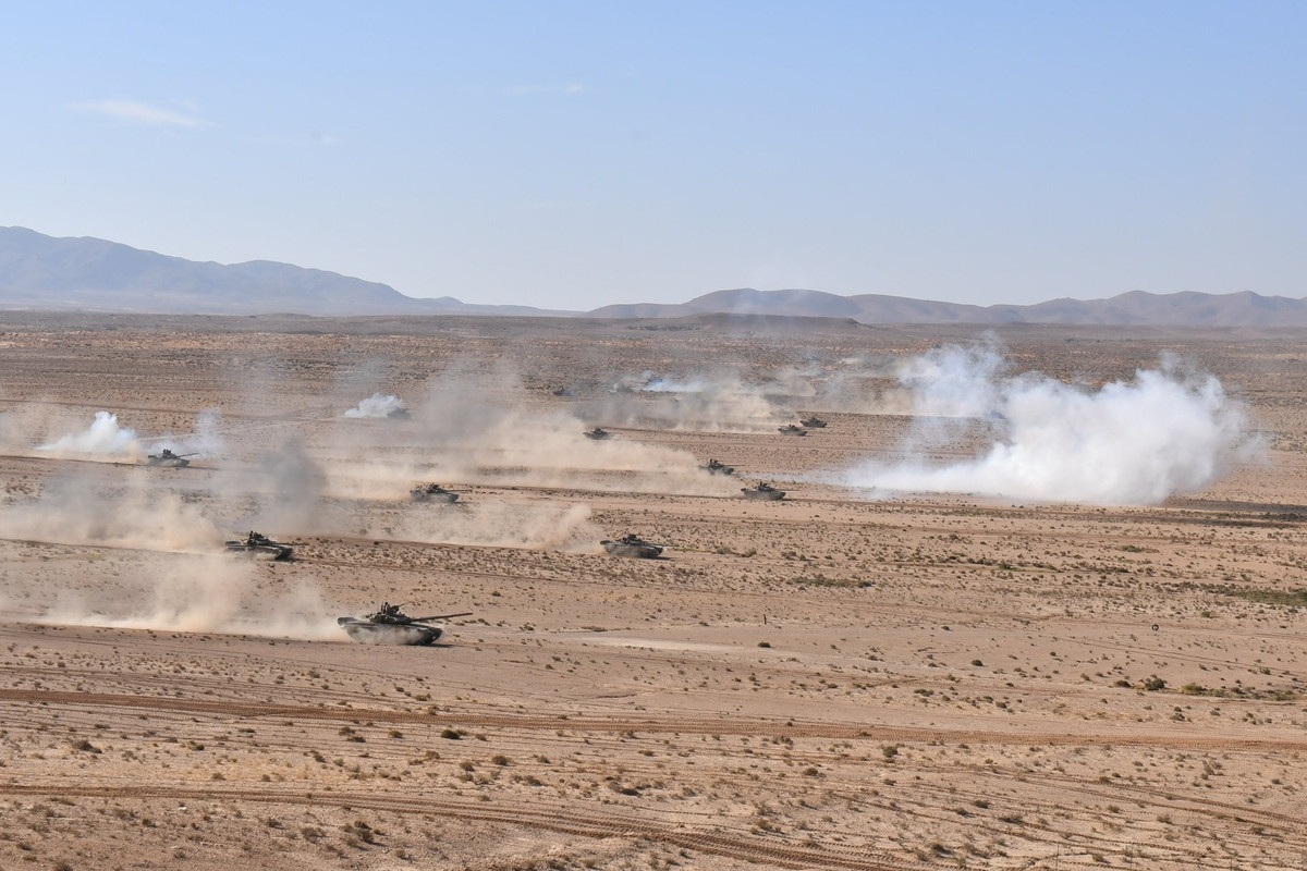 Quang cảnh một cuộc tập trận quy mô lớn của Algeria với số lượng lớn xe tăng T-90SA. Nguồn ảnh: Sina.