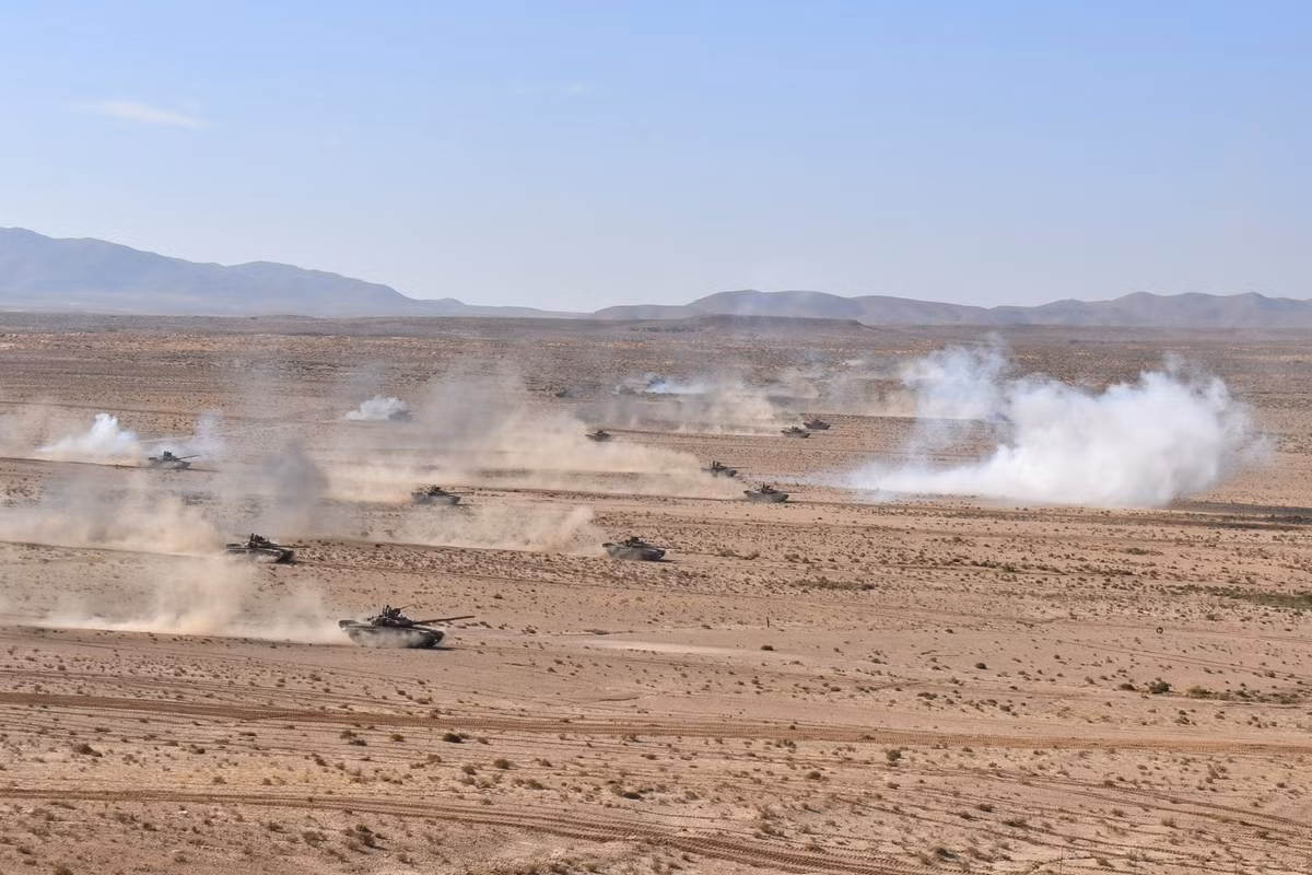 Quang cảnh một cuộc tập trận quy mô lớn của Algeria với số lượng lớn xe tăng T-90SA. Nguồn ảnh: Sina.