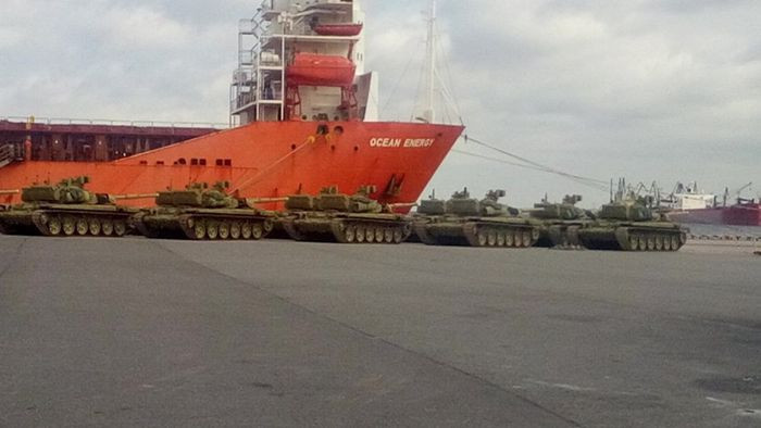 Hiện nay các lô xe tăng T-90SA đều đã được Nga bàn giao đầy đủ và lực lượng tăng của quân đội Algeria có thể nói là mạnh hàng đầu khu vực Châu Phi cho tới nay. Ảnh: Một lô xe tăng T-90SA được bàn giao.