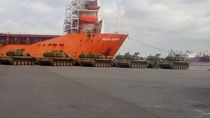 Hiện nay các lô xe tăng T-90SA đều đã được Nga bàn giao đầy đủ và lực lượng tăng của quân đội Algeria có thể nói là mạnh hàng đầu khu vực Châu Phi cho tới nay. Ảnh: Một lô xe tăng T-90SA được bàn giao.